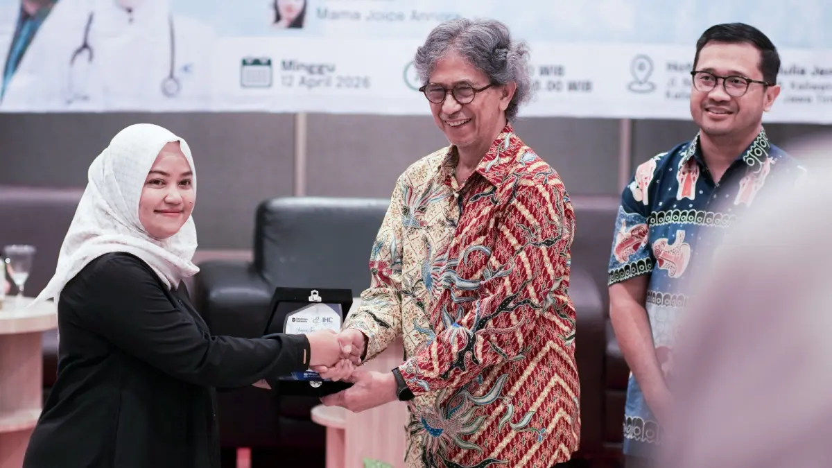 DISERAHKAN: Direktur RSU Kaliwates dr Martha Muraini Putri (kiri) menyerahkan cendera mata kepada Prof dr Helmi, Sp.THT.BKL., Subsp. Oto (K), MARS saat seminar kesehatan di Hotel Bintang Mulia Jember, Minggu (12/4). (SIDKIN ALI/RADAR JEMBER)