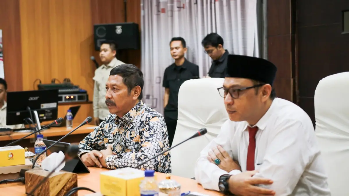 DISERIUSI: Kepala Kanwil Kemenkumham Jatim Haris Sukamto memberikan paparan terkait pembentukan perda di hadapan sejumlah tim propemperda, di Aula Pemkab Jember (10/4). (DISKOMINFO JEMBER)