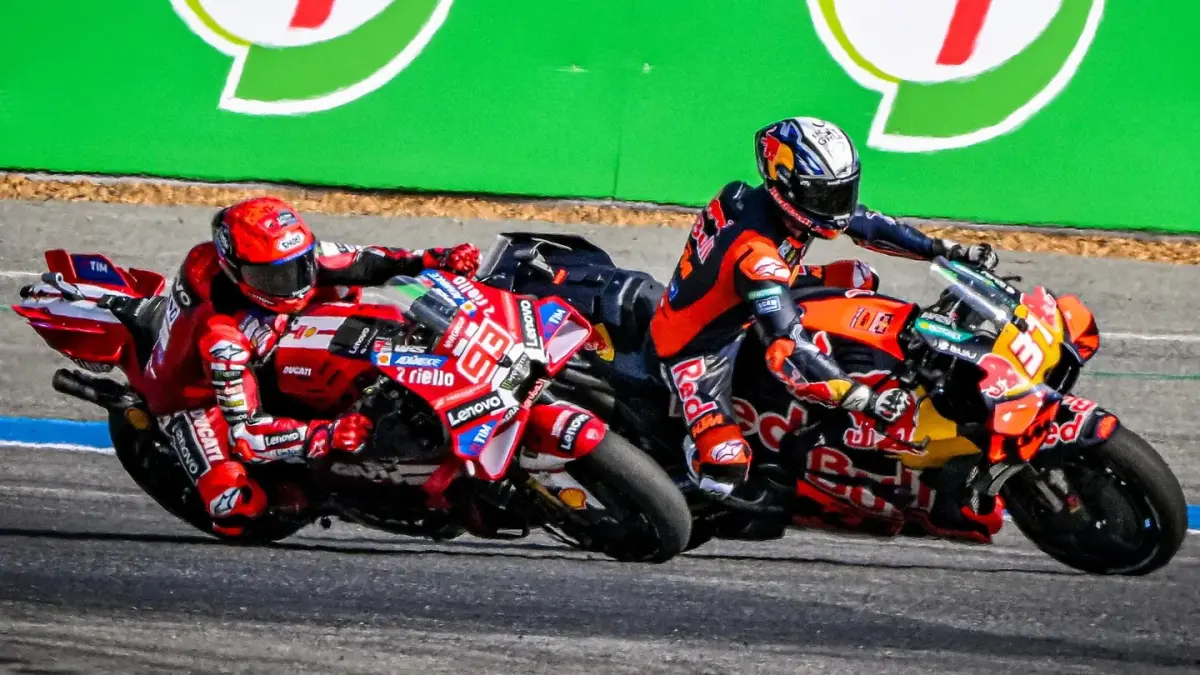 Pedro Acosta (37) tak menyembunyikan keinginannya untuk bisa setim dengan Marc Marquez (93). Doohan sebut Marquez tak peduli siapa pun rekan setimnya. (doc. MotoGP)