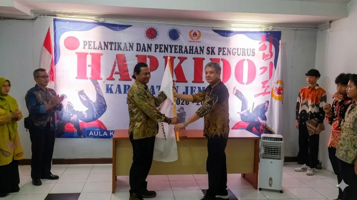 RESMI: Ketua Pengda Hapkido Jawa Timur, Ivan Risvianto (kanan) menyerahkan pataka kepada Ketua Pengcab Hapkido Jember, I Putu Suardana di Aula KONI, Sabtu (11/4). (HUMAS HAPKIDO JEMBER)