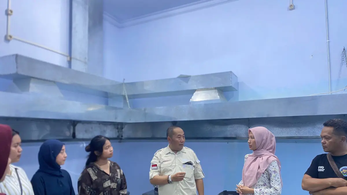 HARAPAN BARU: Pegawai SPPG Kademangan bersama petugas melihat kesiapan alat untuk memasak menu Makanan Bergizi Gratis. (ILHAM/RJ)