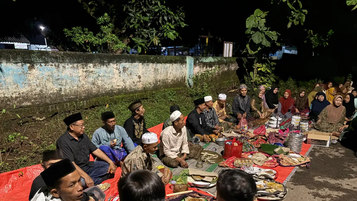 RUTIN: Sejumlah warga desa Ramban Kulon, Kecamatan Cermee melaksanakan tradisi ngideri. (DISPARBUDPORA)