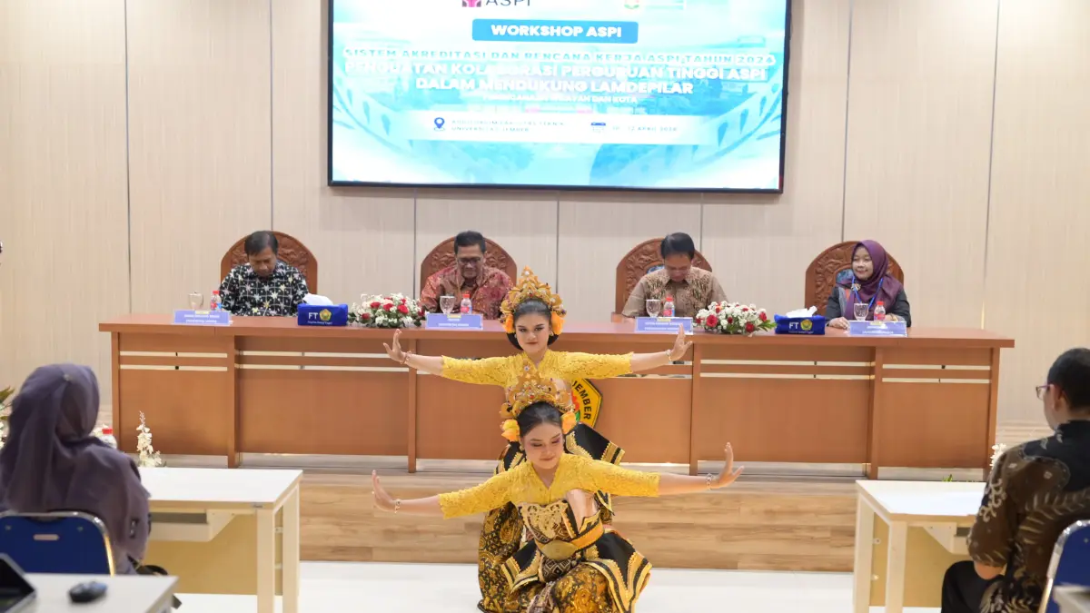 Acara dibuka oleh Rektor Universitas Jember Dr. Ir. Iwan Taruna, M.Eng., IPM., ASEAN Eng didampingi Dekan Fakultas Teknik Dr. Ir. Triwahju Hardianto, S.T., M.T