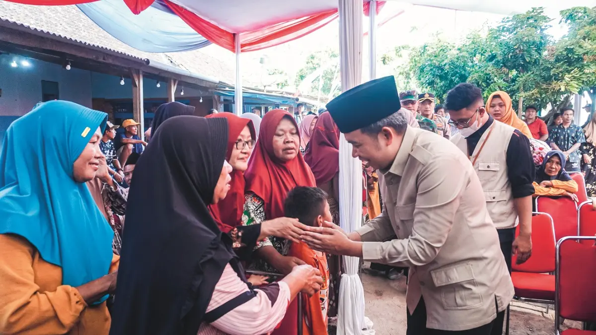 BLUSUKAN KE HUTAN: Bupati Gus Fawait saat kesempatan menemui masyarakat di pedalaman hutan TNMB, tepatnya di Dusun Bandealit, Desa Andongrejo, Kecamatan Tempurejo, Jember, medio 2025 lalu. (MAULANA/RADAR JEMBER)