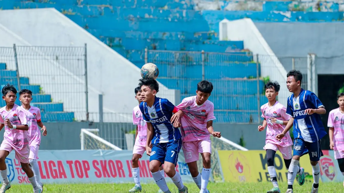DIAKOMODASI: Pertandingan Galasiswa tingkat pelajar antara SMPN 3 Tanggul melawan SMPN 3 Jember di Stadion Notohadinegoro, Sabtu (11/4). Ajang ini menjadi wadah bagi sekolah yang minim jam tanding. (ND SPORT)