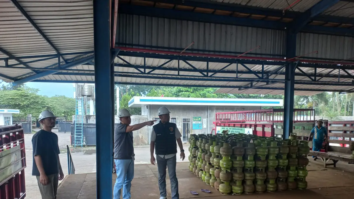 DIPERKETAT: Sejumlah anggota polisi mendatangi salah satu agen LPG di Bondowoso.(FAKHRIZAL)&nbsp;