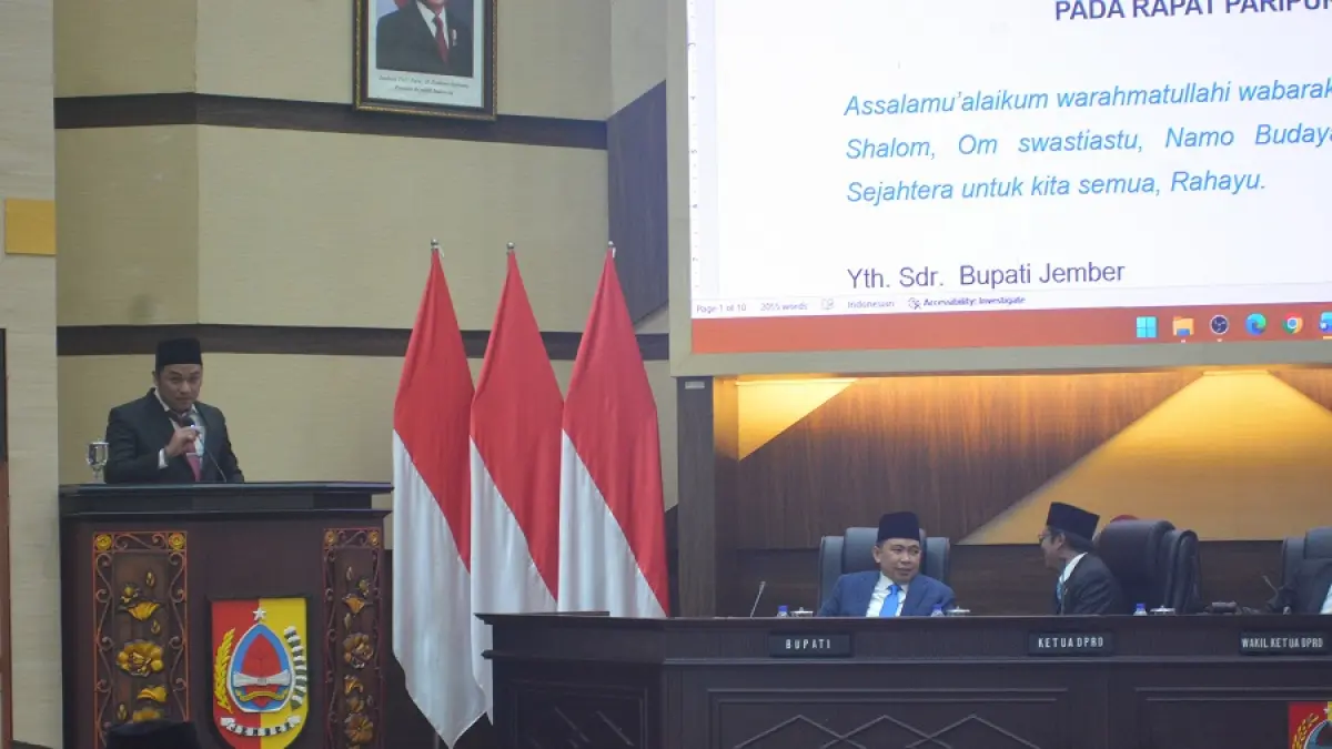 EVALUASI: Juru Bicara Pansus LKPJ DPRD Jember, Edo Rahmanta Ersu Putra saat membacakan rekomendasi LKPJ Bupati Jember. Total ada 44 rekomendasi yang disampaikan. (HUMAS DPRD JEMBER)