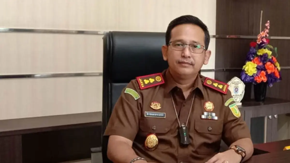 Gaya David Palapa Duarsa saat ditemui di ruang kerjanya. (Foto: Achmad Arianto/Jawa Pos Radar Bromo)