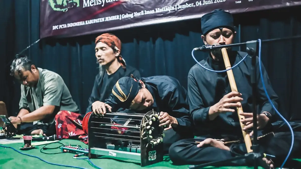 KHAS: Krew Sarkel berkolaborasi dengan seniman tradisional Jember, Cak Cid, dalam melantunkan macapat dan iringan musik kontemporer. (M. ADHI SURYA/RADAR JEMBER)
