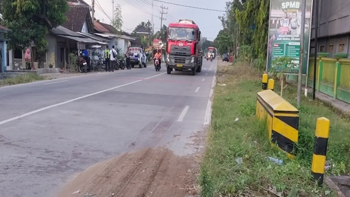 LOKASI KECELAKAAN: Jalan Raya Balung – Puger menjadi tepatnya di Desa Kasiyan, Kecamatan Puger menjadi lokasi laka maut yang membuat ibu dan anak meninggal terlindas truk. (JUMAI/RJ)