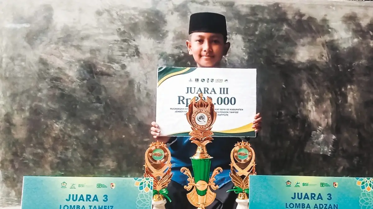 MEMBANGGAKAN : M. Agam Abdillah Ramadhan, Siswa MI Unggulan Nuris Jember berhasil sabet dua medali sekaligus dalam ajang kejuaraan tingkat kabupaten. (MI UNGGULAN NURIS JEMBER)