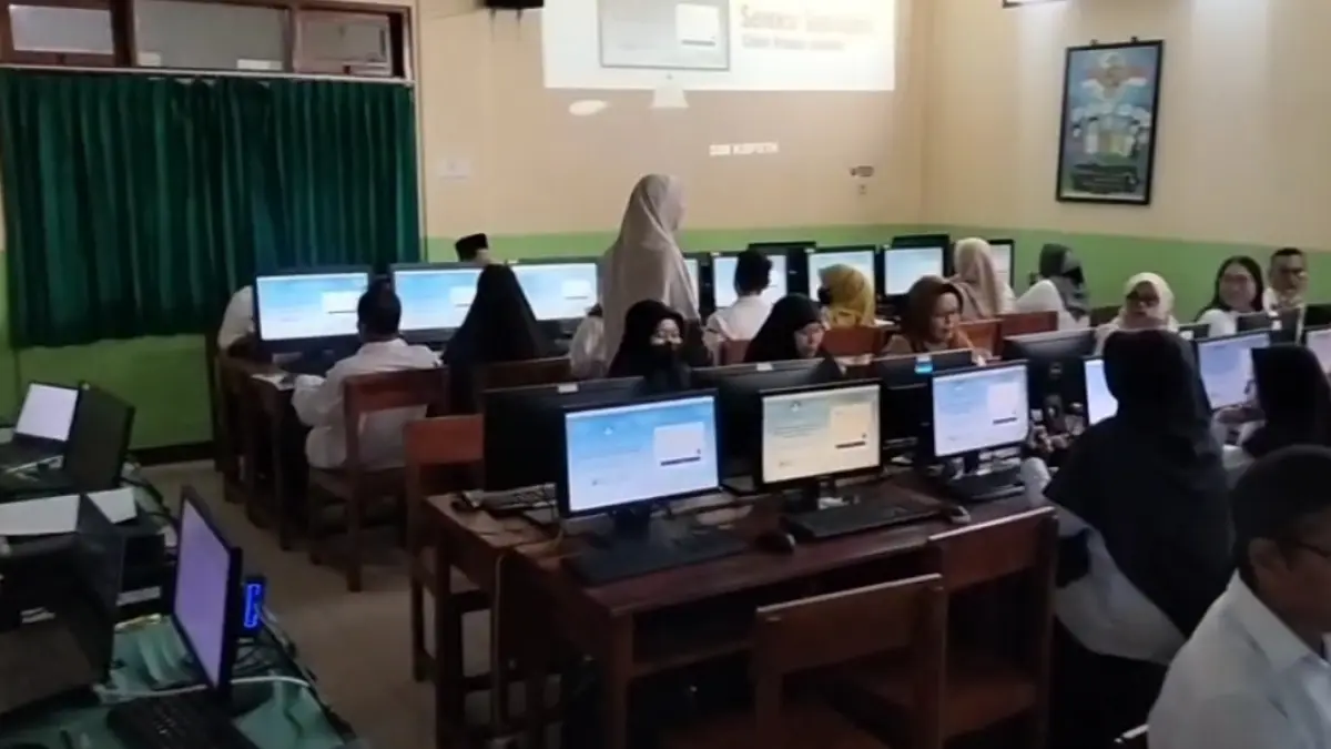 MENGIKUTI: Sejumlah bakal calon kepala sekolah saat mengikuti proses seleksi. (FAQIH/RJ)