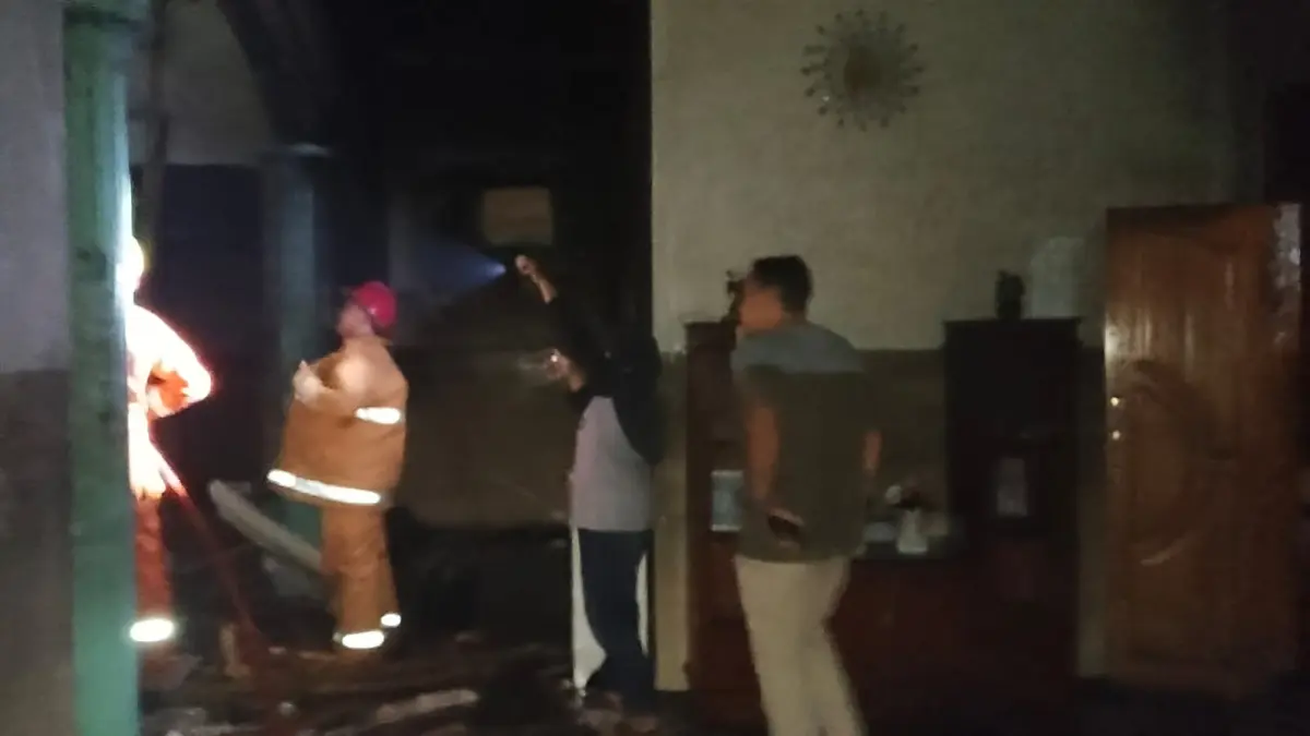 PADAMKAN API: Petugas Damkar Jember menuju rumah yang mengalami kebakaran di Desa Cangkring, Kecamatan Jenggawah. (POLSEK JENGGAWAH)