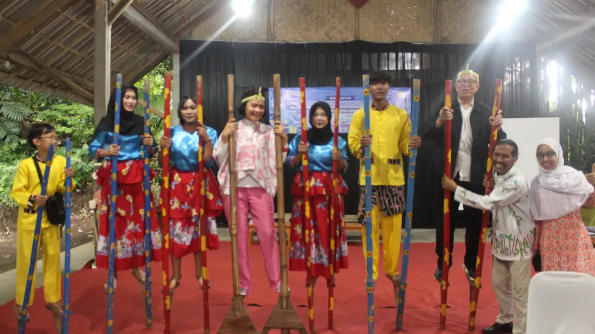 Peserta diajak menikmati keindahan dan kuliner khas kampung wisata Tanoker Ledokombo dan uniknya mencoba egrang. 