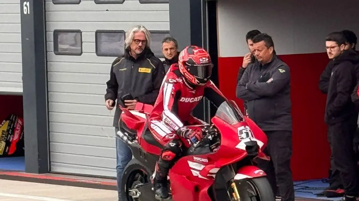 Test Rider Ducati, Michele Pirro, menjalani test perdana Desemosedici GP27 yang menggendong mesin 850cc di Misano, Senin (13/4/2026). (GPOne)