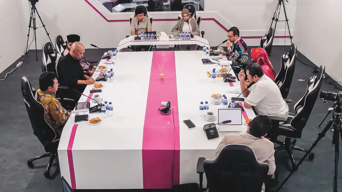 SIAP DIKULITI: Gus Fawait melalui platform live streaming dari Gedung Nusantara Alun-alun Jember (10/4), uji publik capaian kinerjanya, disimak oleh sejumlah panelis dari berbagai disiplin keilmuan serta masyarakat yang melontarkan pertanyaan hingga kritikan. (TANGKAPAN LAYAR STREAMING WADUL GUSE)