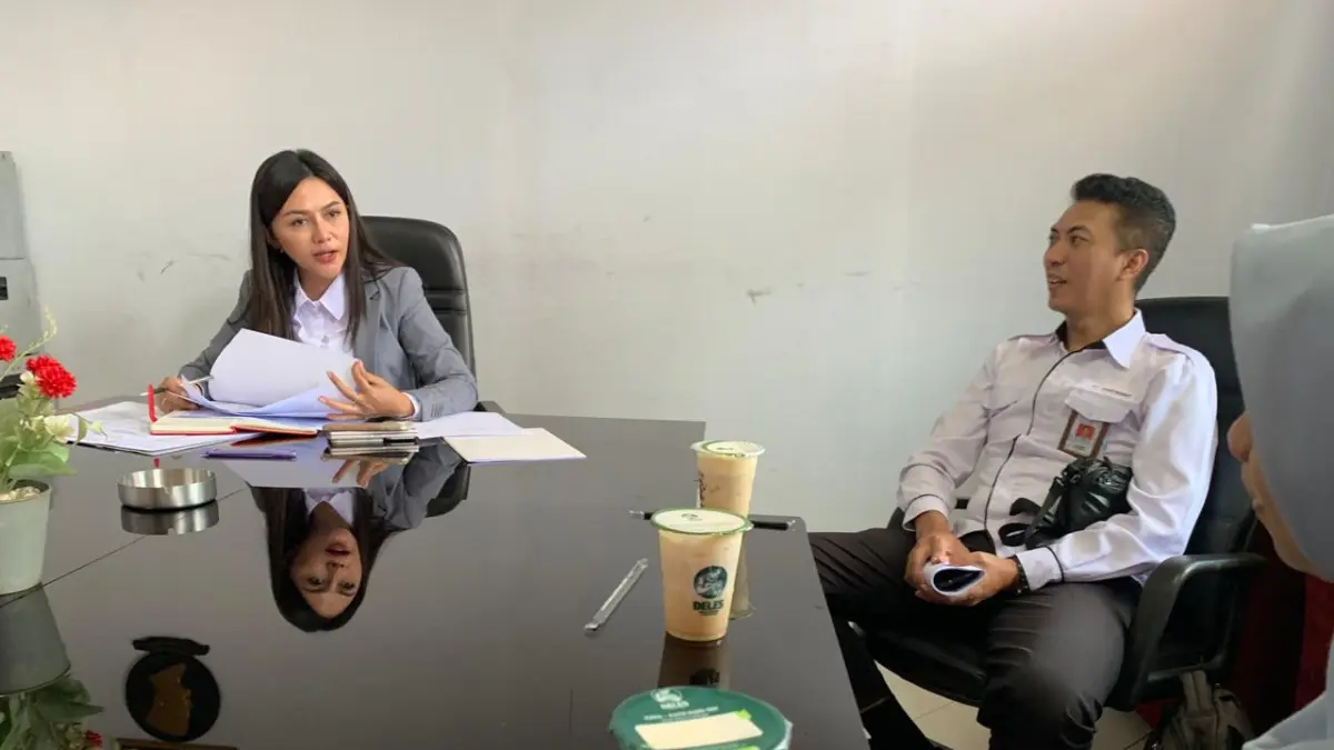 WADUL DEWAN: Perwakilan Sub IMP Dinkes P2KB Jember menemui Sekretaris Komisi D DPRD Jember Indi Naidha. Mereka gelisah atas status dan hak yang masih menggantung. (MARTIN)&nbsp;&nbsp;