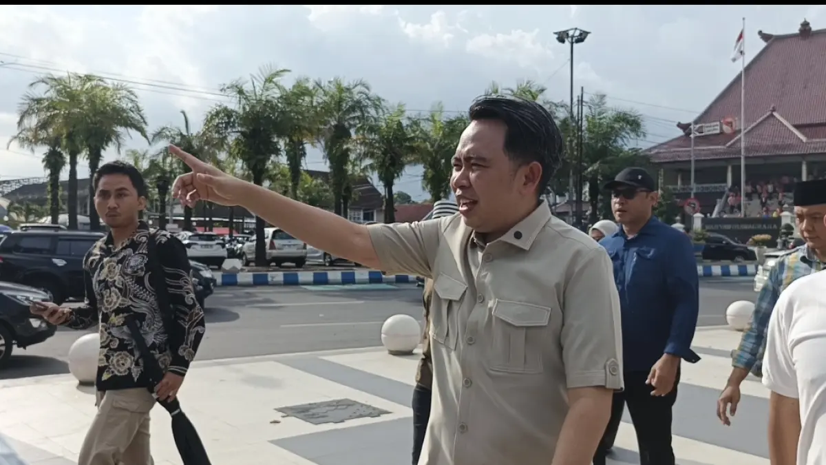 Bupati Jember Gus Fawait, jalan kaki dari pendapa untuk mengecek langsung pengerjaan salah satu proyek ambisiusnya, di ruas Jalan RA. Kartini, kawasan Jember kota. (Foto: Maulana/JPRJ)