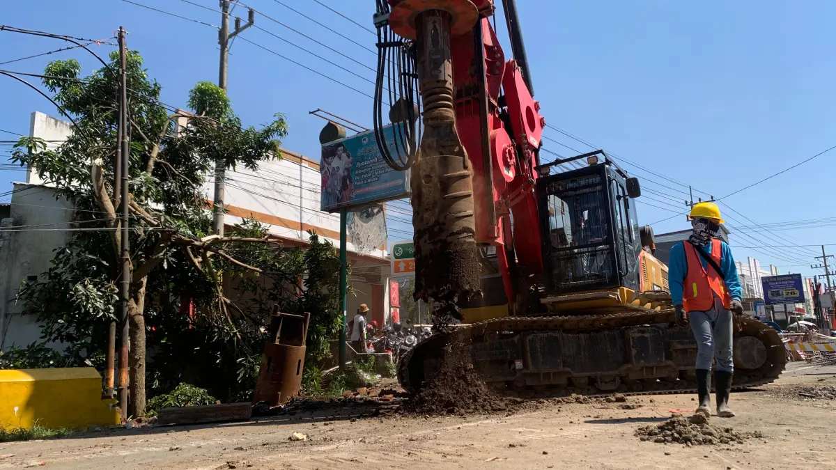 DIGARAP: Pekerja penggantian Jembatan Sentong melakukan pebgeboran perdana di titik yang sudah ditentukan sebelumnya, kemarin. (ILHAM/RJ)