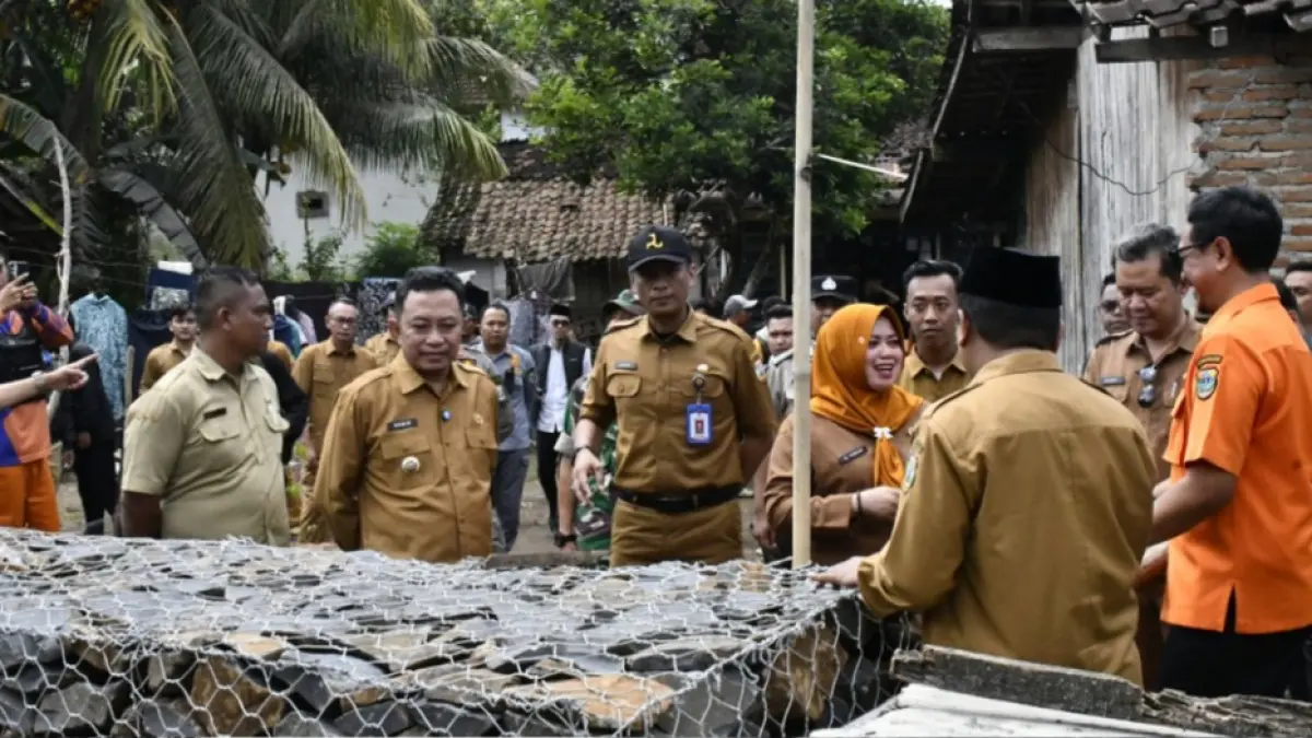 DIPANTAU: Bupati Bondowoso, Abdul Hamid Wahid melihat progres pembangunan bronjong di Desa Wonoboyo, Kecamatan Klabang beberapa hari lalu. (KOMINFO)