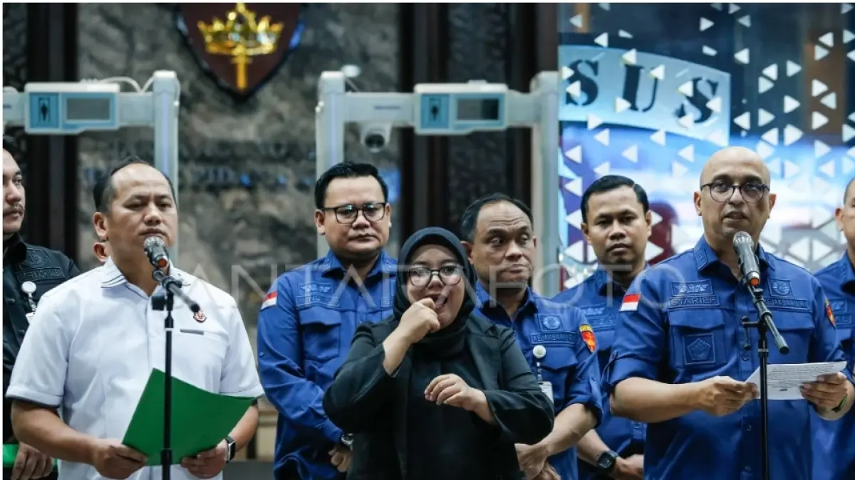 Direktur Penyidikan Jampidsus Kejagung Syarief Sulaemandi (kanan) bersama Kapuspenkum Kejagung Anang Supriatna (kiri) menyampaikan keterangan kepada awak media (ft:ANTARA)