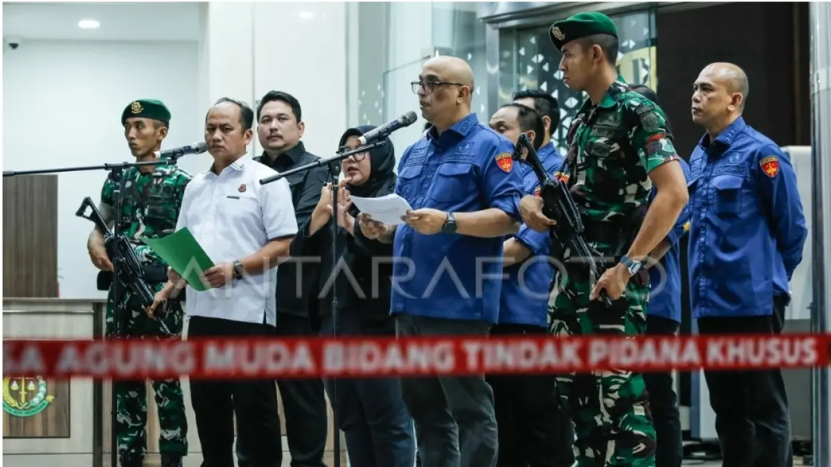 Direktur Penyidikan Jampidsus Kejagung Syarief Sulaemandi (ketiga kanan) bersama Kapuspenkum Kejagung Anang Supriatna (kedua kiri) menyampaikan keterangan kepada awak media (ft:ANTARA)