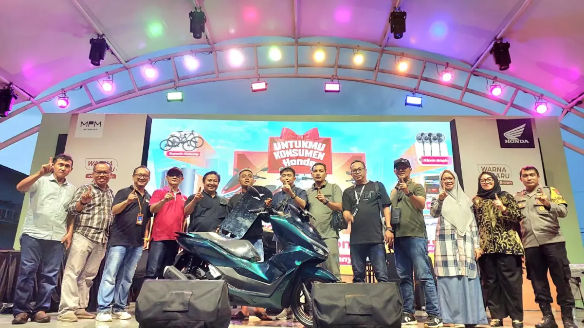 Hadiah utama berupa 1 unit Honda PCX160 berhasil dimenangkan oleh Fathur Rozy, konsumen dealer MPM