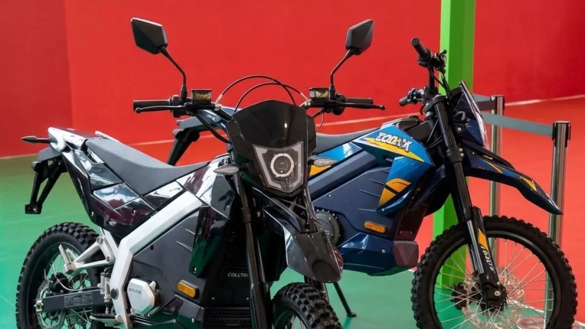 Ilustrasi motor listrik Kollter ES1-X PRO (hitam) dan Volta Godam yang identik dengan Emmo JVX GT yang diborong BGN. (foto diolah dengan AI)