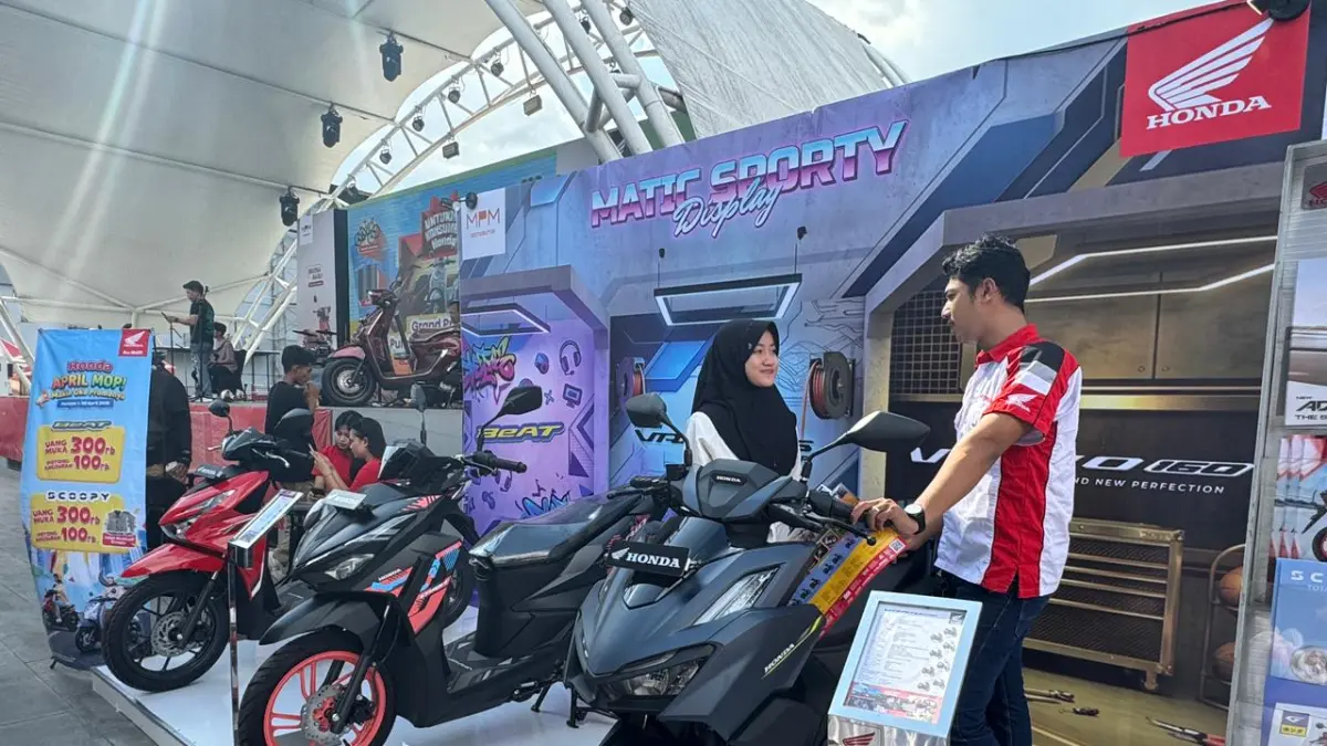 Kegiatan ini juga diramaikan dengan berbagai aktivitas menarik seperti pameran sepeda motor Honda, promo penjualan, serta hiburan yang menambah semarak suasana