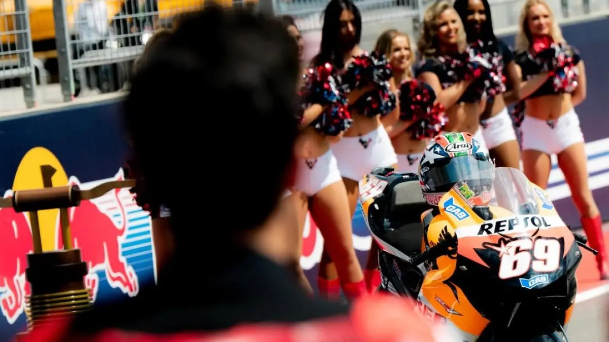 Marc Marquez sesaat sebelum balapan di Circuit of the Americas, USA, menatap motor Repsol Honda yang pernah ditunggangi mendiang Nicky Hayden. (instagram/marcmarquez93)