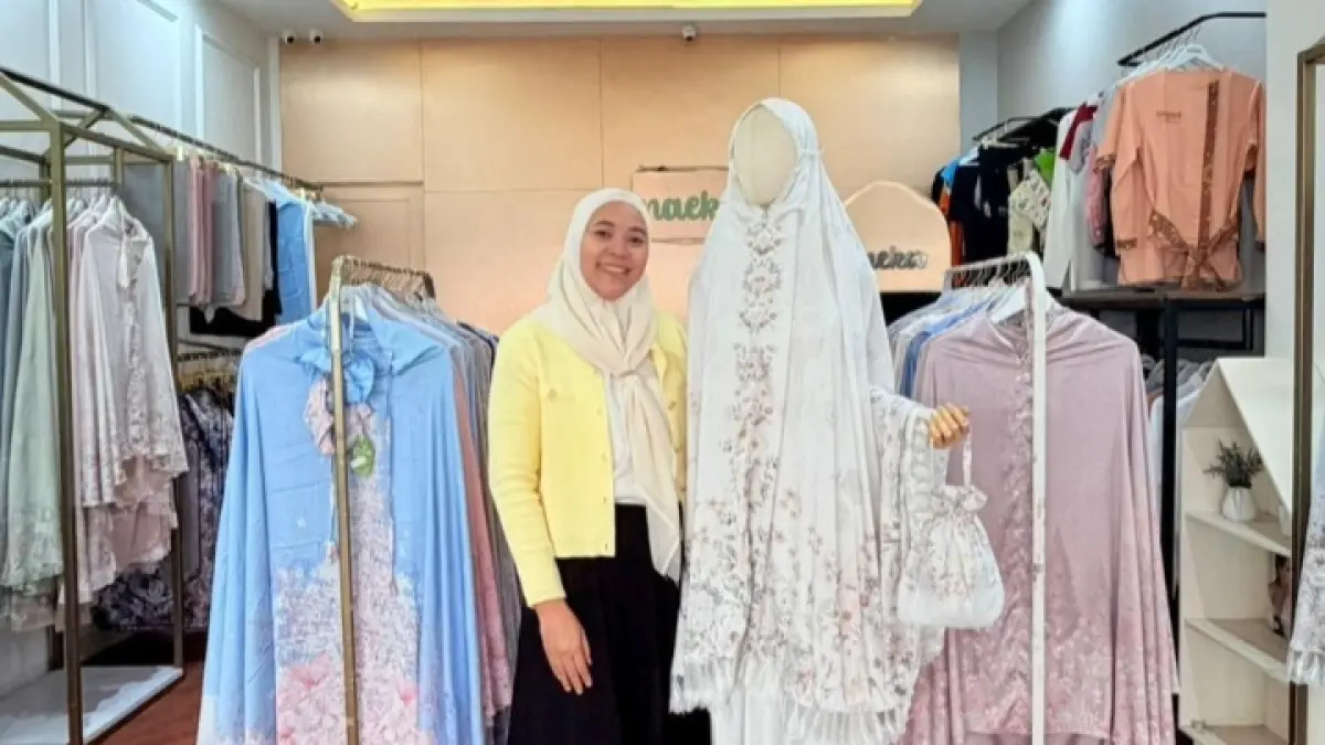 Naeka berfokus pada mukena bermotif cetak berbahan silk premium dengan ciri khas motif bunga berwarna pastel, didukung material yang ringan, halus, dan sejuk