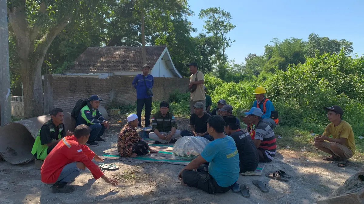 Pekerja dan warga menggelar doa bersama sebelum memulai pengerjaan Jembatan Sentong