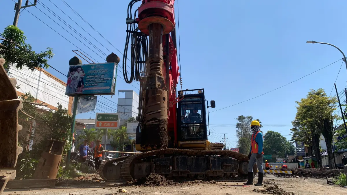 Pekerja melakukan pengeboran perdana, pertanda Jembatan Sentong mulai digarap.