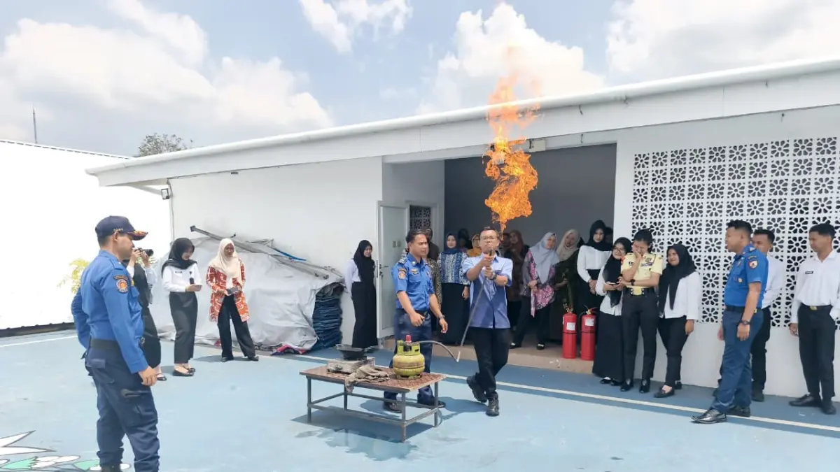 PELATIHAN API: Damkar Jember memberikan edukasi pemadamkan api dari kebocoran gas elpiji. (DAMKAR JEMBER)