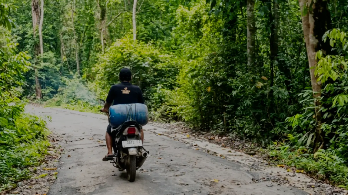 Salah satu warga Dusun Bandealit, yang beraktivitas di tengah kawasan hutan TNMB. (Maulana/Radar Jember)