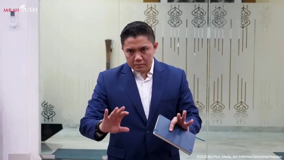 Sekretaris Kabinet Teddy Indra Wijaya, saat memberikan keterangan resmi, Jumat (10/4/2026). (Dok. Setpres)