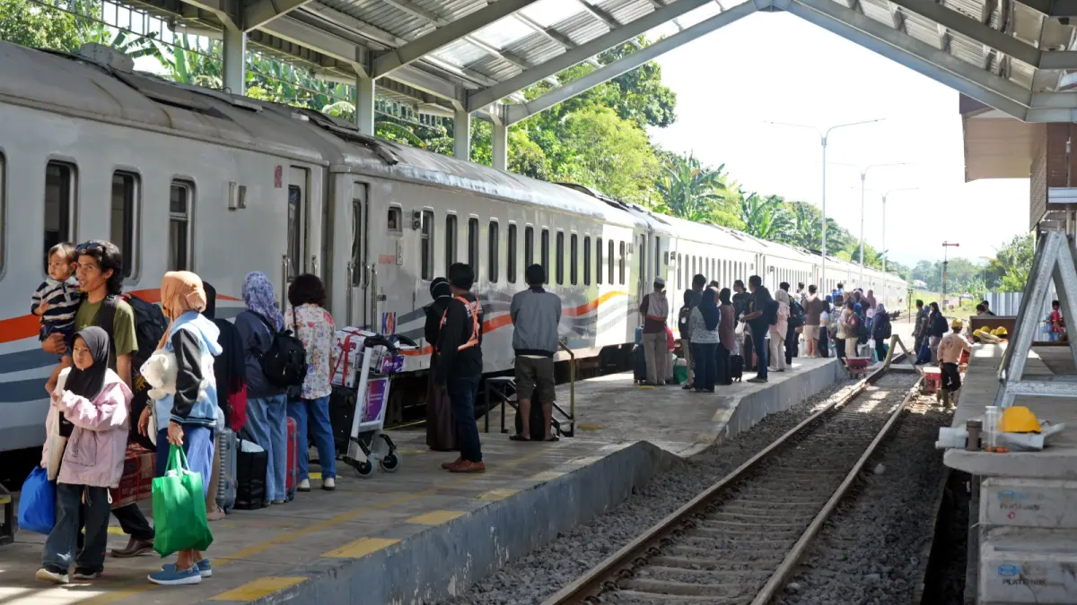 Suasana Naik KA Wijaya Kusuma di Stasiun Banyuwangi Kota (14/4). (DAOP 9 JEMBER)