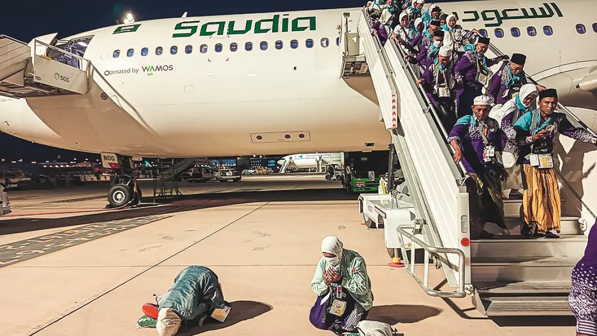 SUJUD SYUKUR : Jemaah haji tiba di Bandara Udara Internasional Pangeran Mohammad bin Abdul Aziz (AMAA), Madinah, Arab Saudi, tahun lalu. (ZAINAL ABIDIN)
