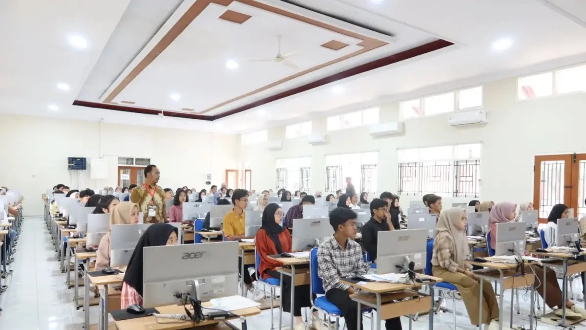 TERTIB: Pelaksanaan UTBK SNBT di Unej beberapa tahun lalu. (UNEJ)