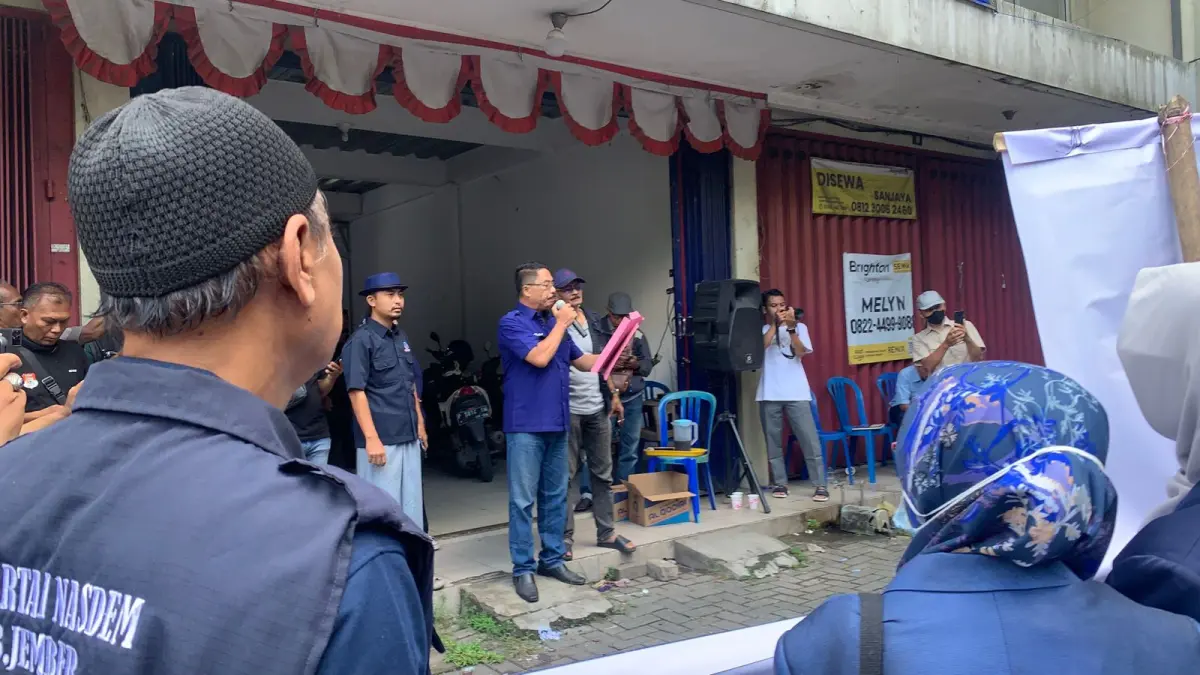 BEREAKSI: Massa dari Kader NasDem melakukan aksi di depan kantor NasDem di pertokoan Brawijaya, Desa Jubung, Kecamatan Sukorambi, kemarin (15/4). (AJIK)