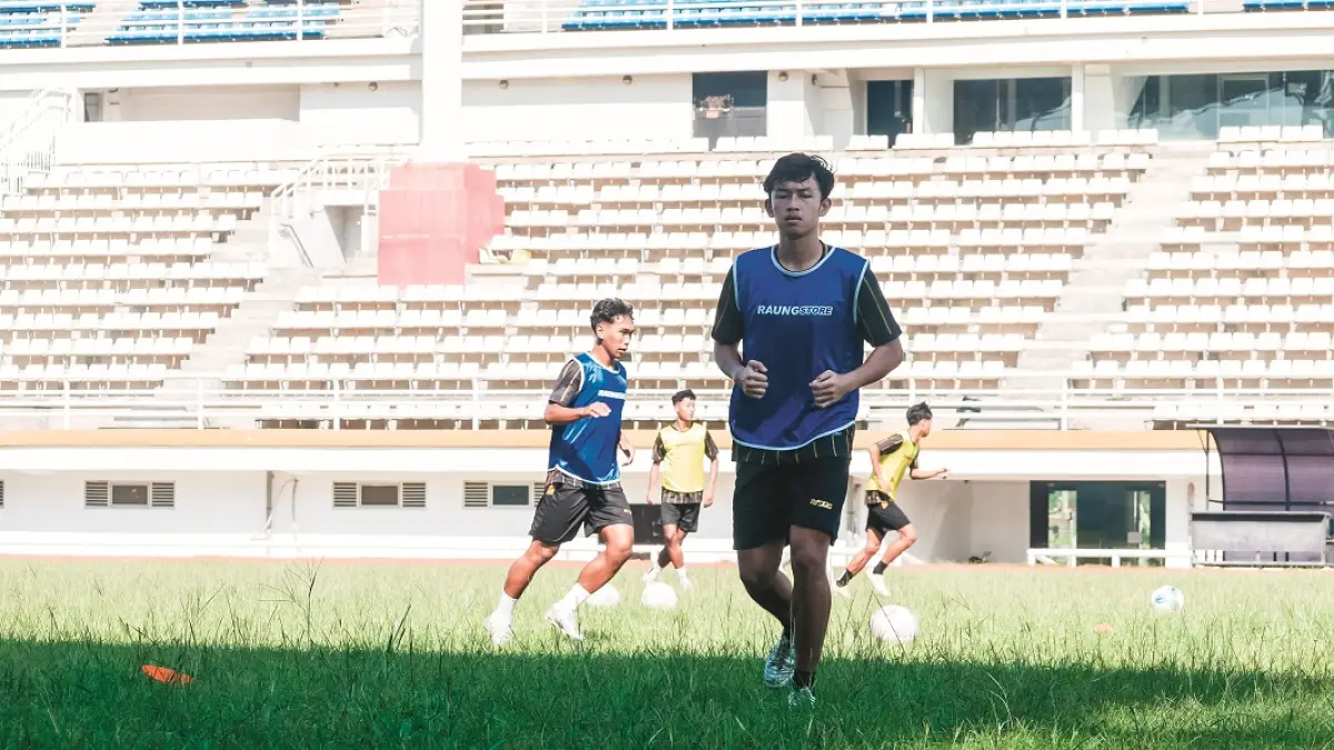 BERLATIH: Rezza Maulana Fahrullah, striker baru Persid Jember berlatih di Stadion Jember Sport Garden (JSG) Ajung, Rabu (15/4). Teranyar, ada delapan pemain telah bergabung dan ditargetkan membawa tim menang. (SIDKIN ALI/RADAR JEMBER)