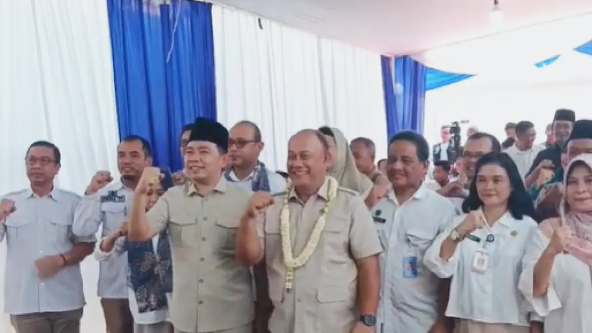 Bupati Jember Gus Fawait bersama Kepala BGN Dadan Hindayana saat secara simbolis meresmikan SPPG di Jember siang tadi (16/4). (MAULANA/RJ)