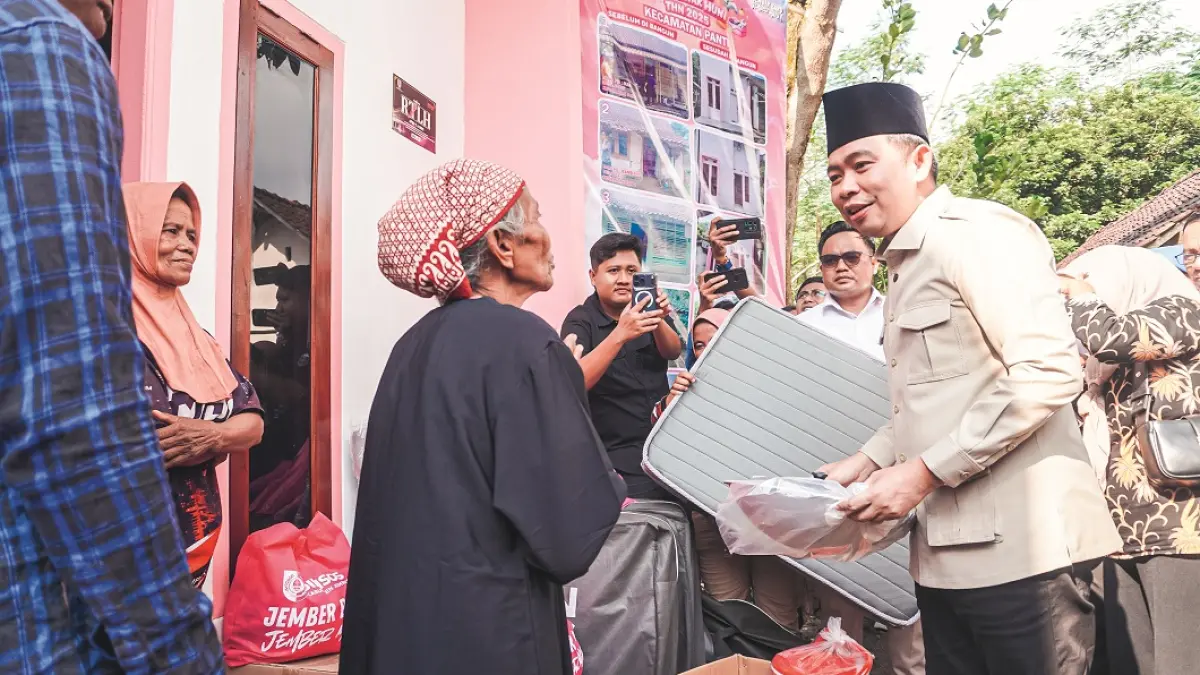CEK LANGSUNG: Gus Fawait saat turun melihat hasil rehabilitasi rumah milik satu warga, melalui program RTLH, di Dusun Krajan, Desa Kemuningsari Lor, Kecamatan Panti, Jember, (5/4). (MAULANA/RADAR JEMBER)
