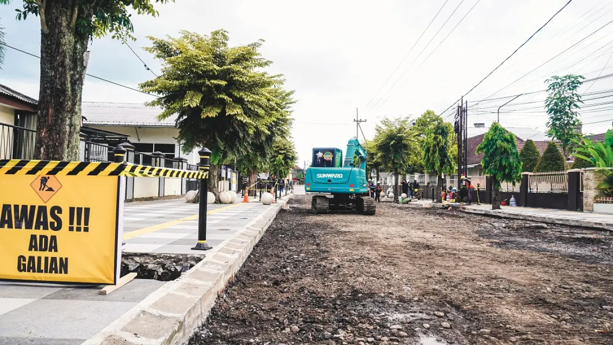 DIPUGAR BESAR-BESARAN: Kawasan Jalan RA. Kartini yang tengah dipugar besar-besaran untuk diproyeksikan menjadi kawasan wisata kuliner atau street food. (MAULANA/RADAR JEMBER)