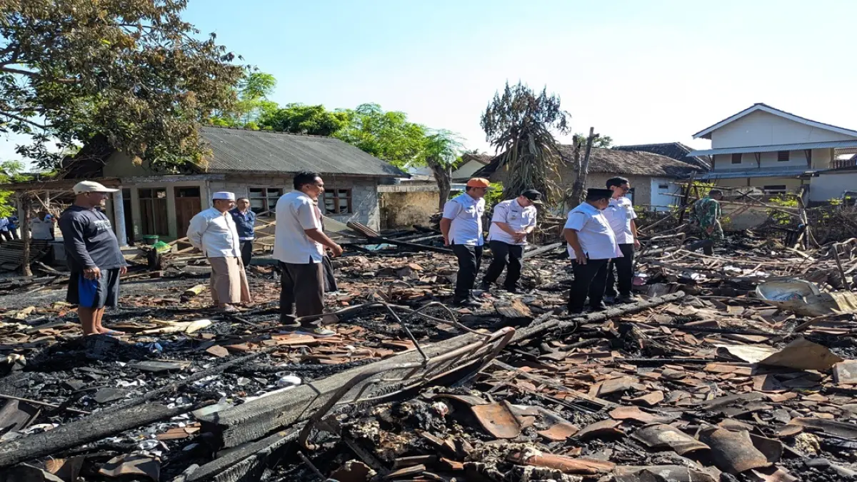 DITINJAU LANGSUNG: Sejumlah pejabat saat mendatangi lokasidua rumah warga hangus terbakar, kemarin (15/4). (FAQIH/RJ)