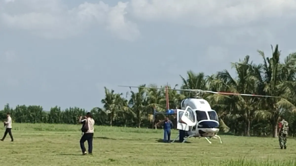 Helikopter yang ditunggangi Kepala BGN Dadan Hindayana, seusai landing di Padepokan HM. Arum Sabil, Desa Tanggul Kulon, Kecamatan Tanggul, Jember, Kamis (16/4/2026). (Foto: Maulana/Radar Jember)