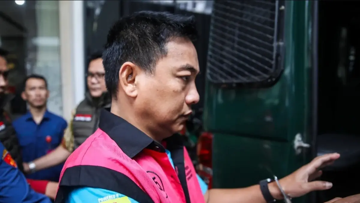 Hery Susanto saat masuk ke mobil tahanan Kejagung RI (ft:ANTARA)