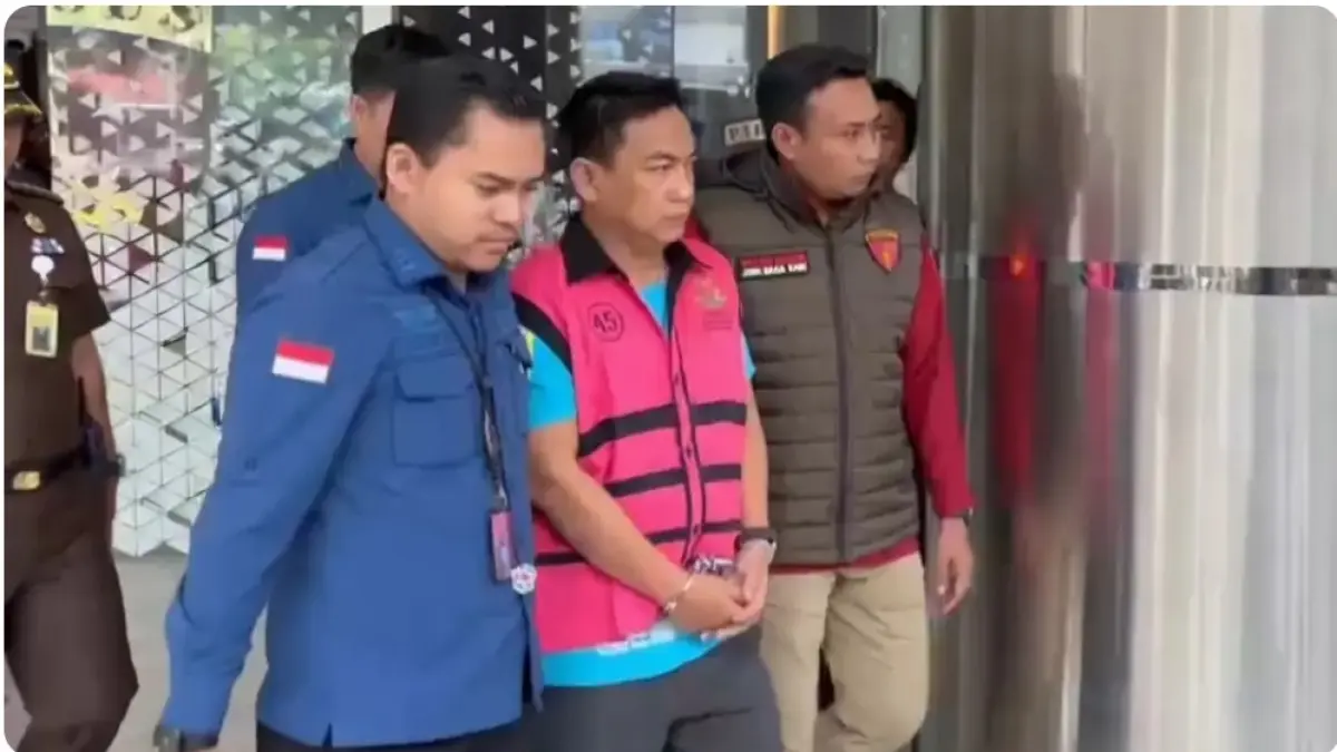 Ketua Ombudsman RI Hery Susanto digiring ke rumah tahanan, usai diamankan tim penyidik JAMPidsus Kejagung, Kamis (16/4). (Ryandi Zahdomo/JawaPos.com).