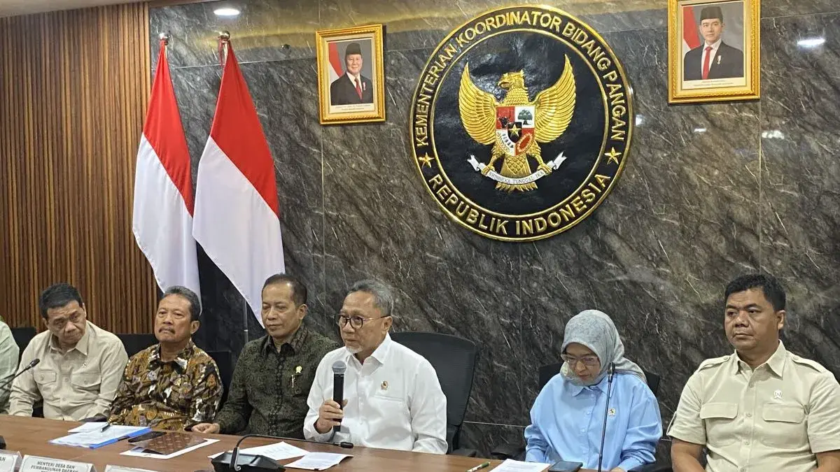 Menteri Koordinator Bidang Pangan sekaligus Ketua Satgas Pembentukan Kopdes Merah Putih Zulkifli Hasan (tengah) dalam jumpa pers di Jakarta, Rabu (15/4/2026). (ANTARA/Shofi Ayudiana)