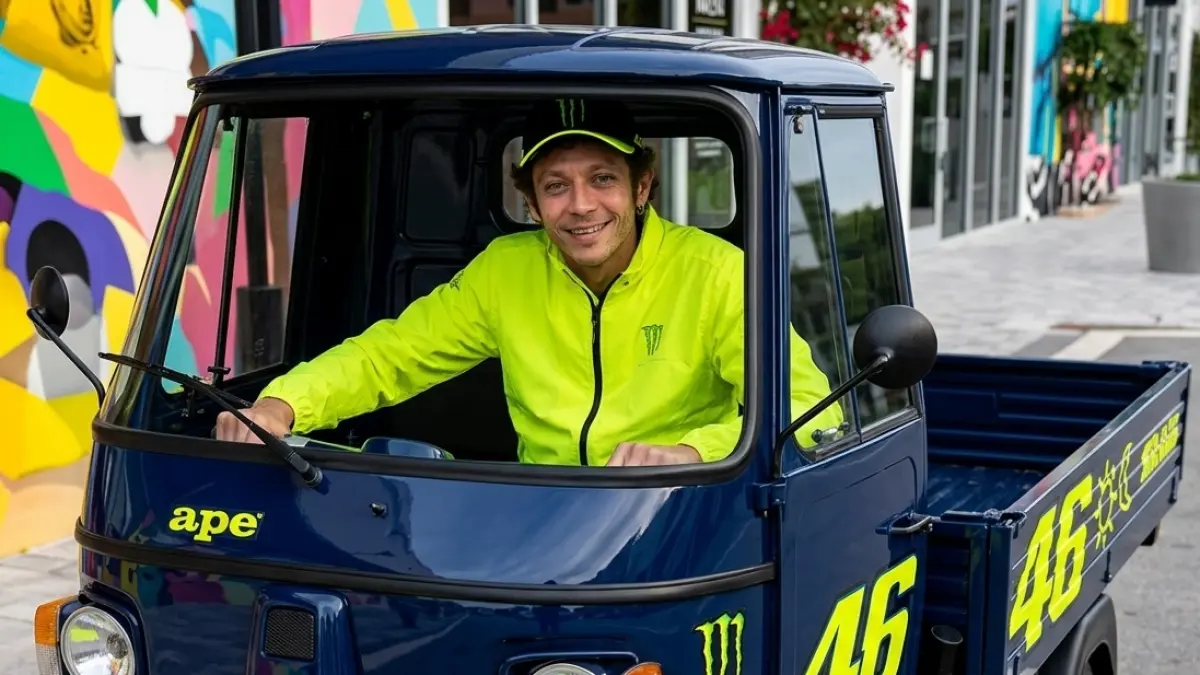 Ternyata legenda hidup MotoGP, Valentino Rossi, pernah naik kendaraan ini ke sekolah. (foto diolah dengan AI)